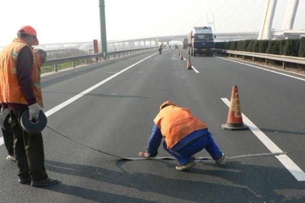 道路貼縫帶解決了施工效率低的難題